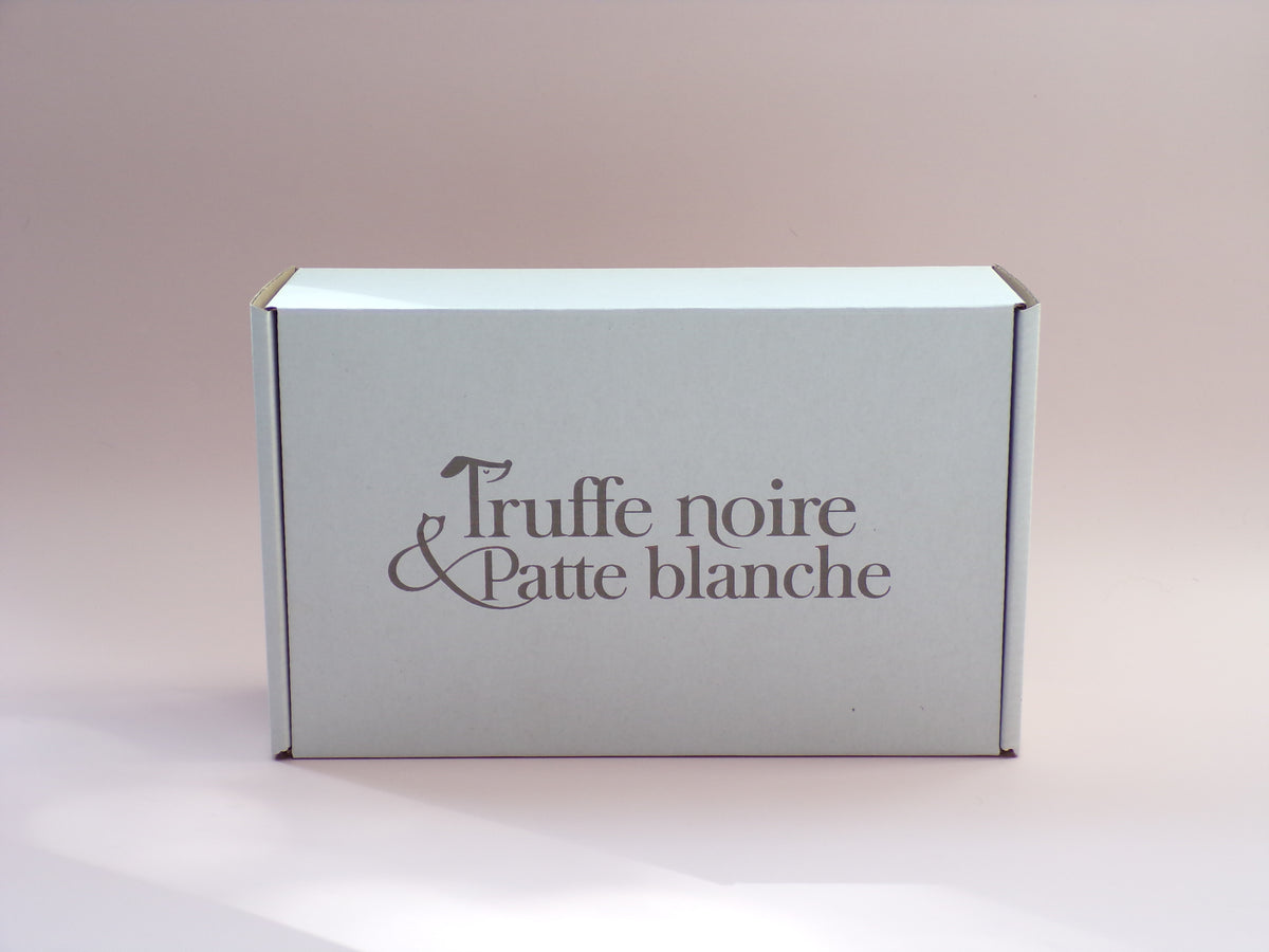 Box Truffe Noire & Patte Blanche fermée, carton blanc au logo gris