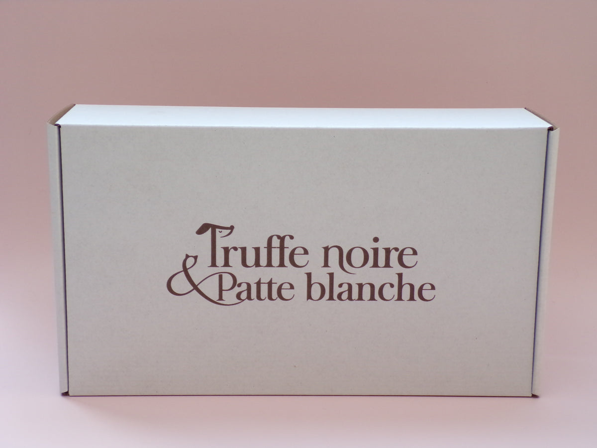 Box Truffe Noire & Patte Blanche fermée, carton blanc au logo marron