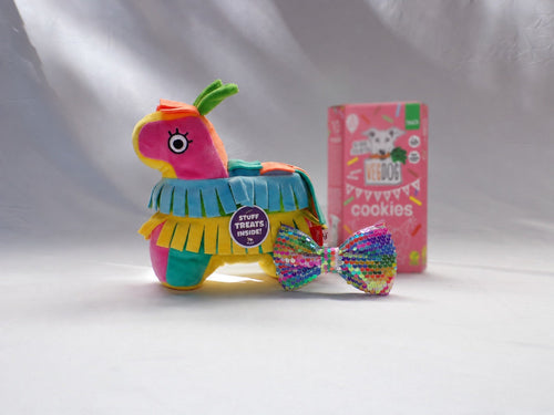Contenu de la Box Anniversaire : peluche piñata, nœud papillon à sequins et biscuits d'anniversaire