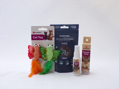 Contenu de la Box Chat : deux jouets papillons à plumes, friandises plancton au thon et spray matatabi