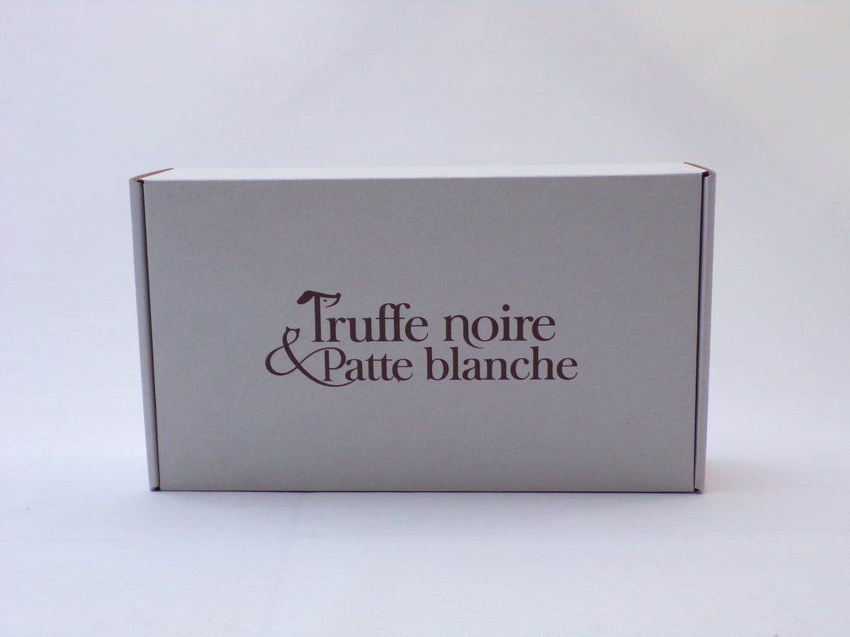 Box Truffe Noire & Patte Blanche fermée, carton blanc au logo marron